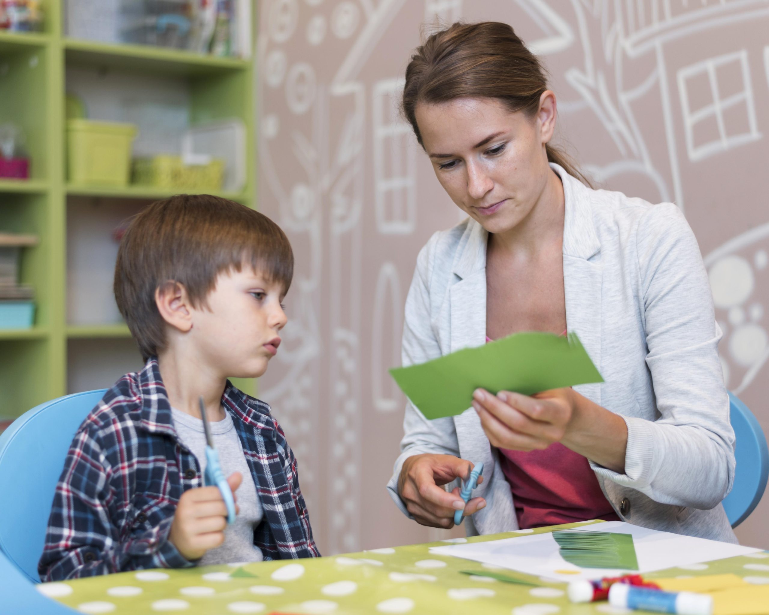 professor-cortando-papel-para-menino